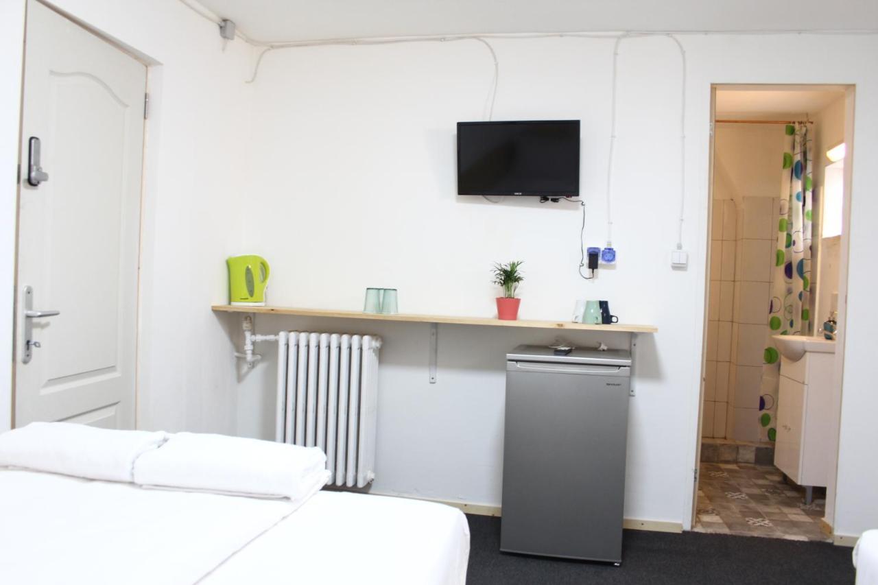 Banat 4 Hostel Бухарест Экстерьер фото